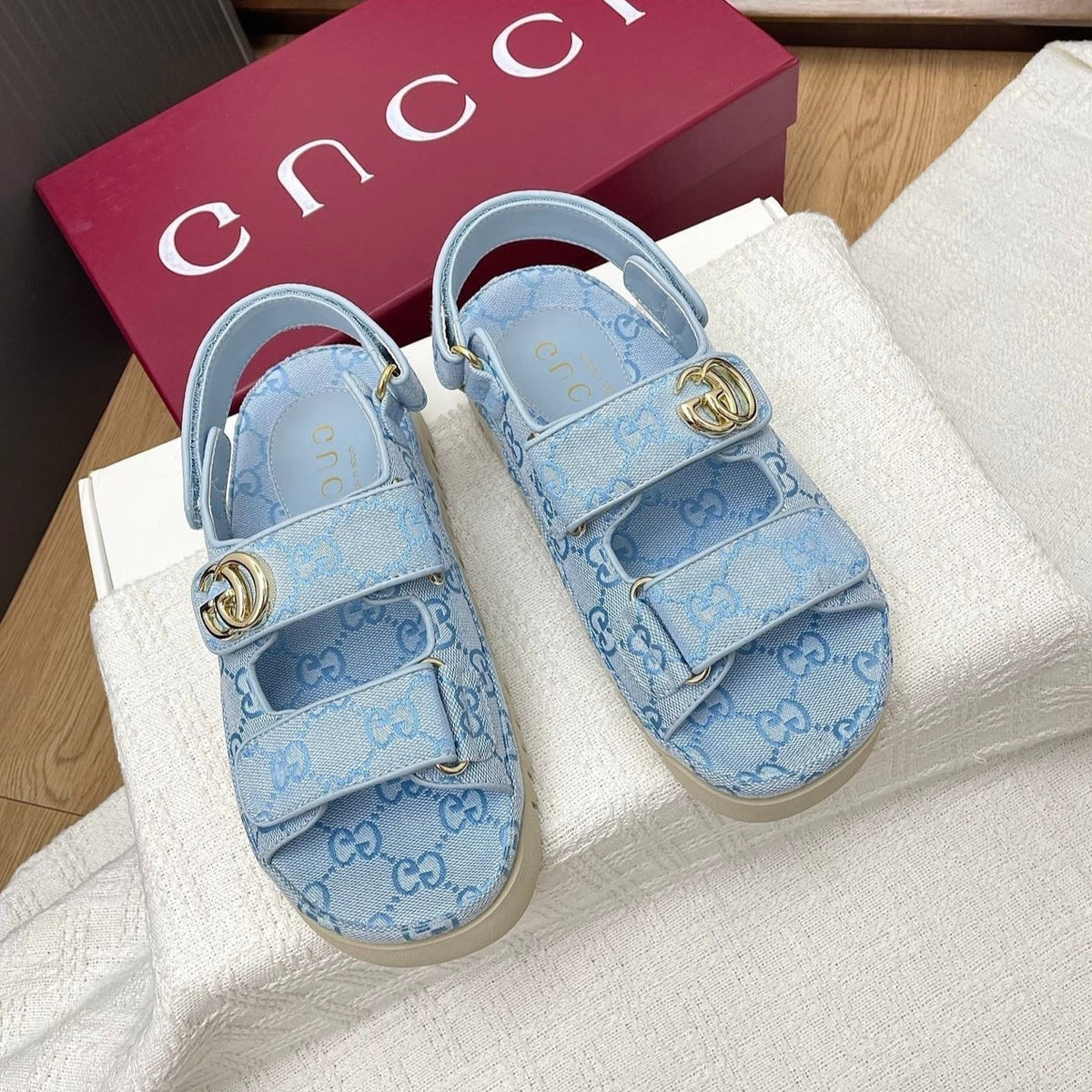 Gi CLASSIC SANDALS 25S WITH GOLD HARDWARE