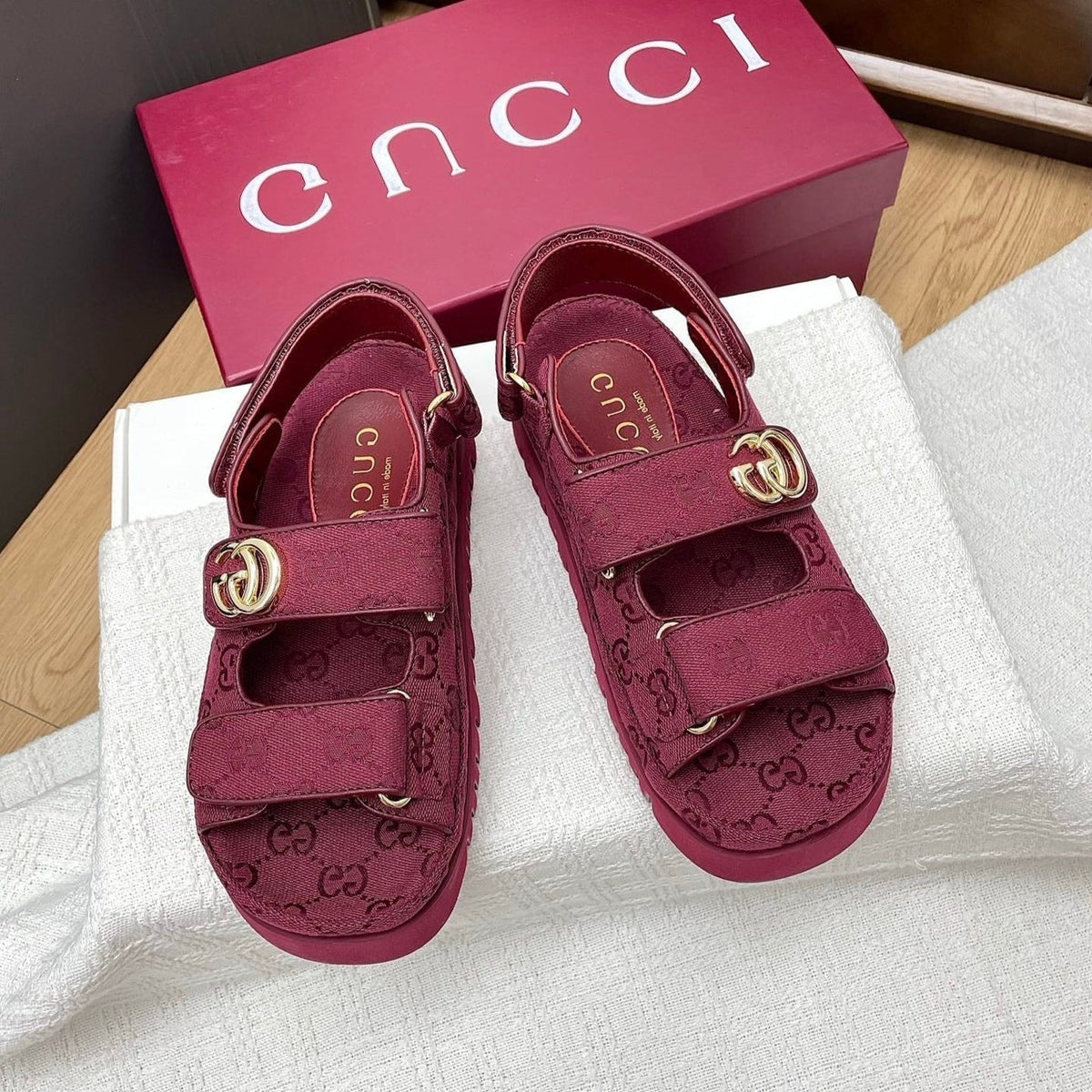 Gi CLASSIC SANDALS 25S WITH GOLD HARDWARE