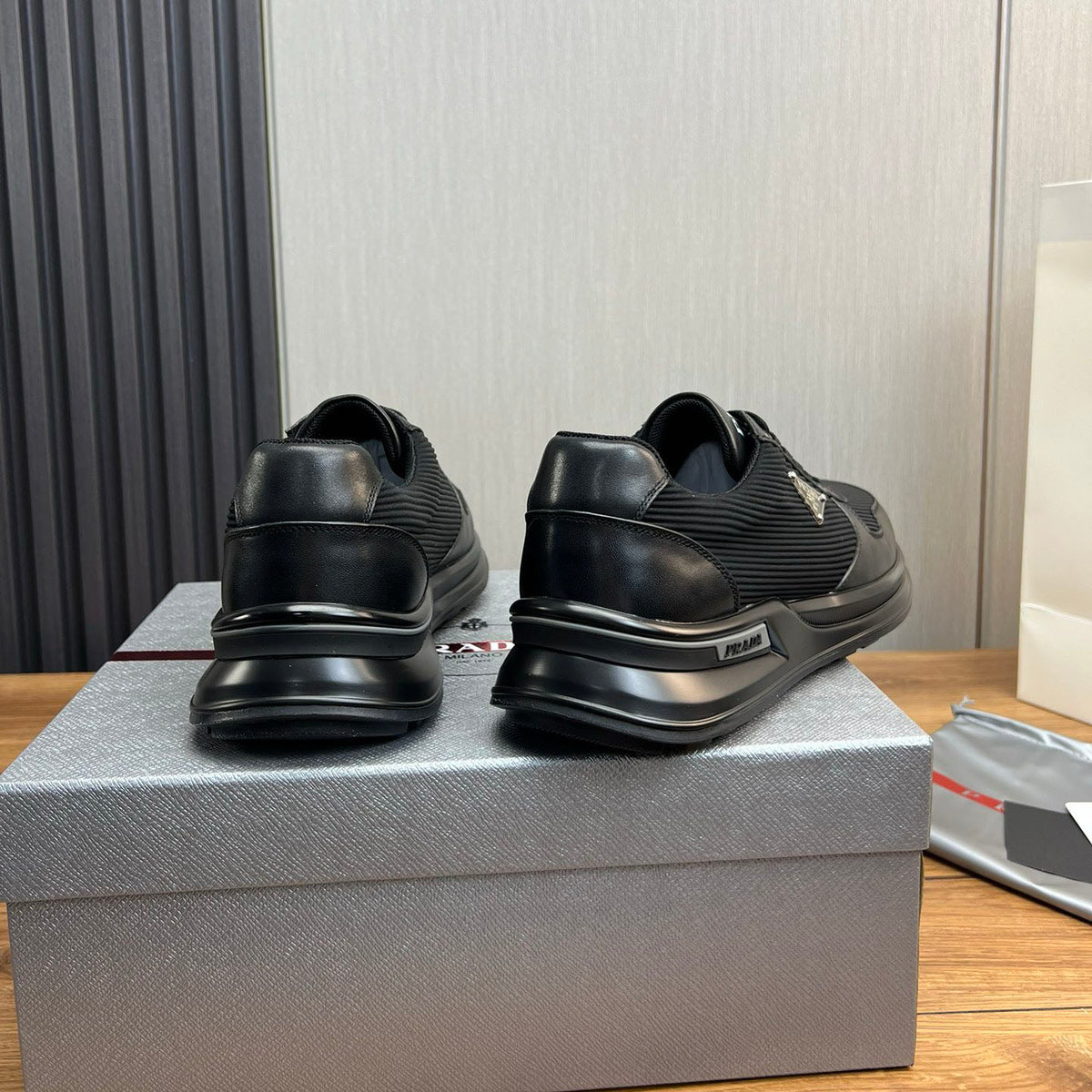 PR triangle logo sneakers 1824081206
