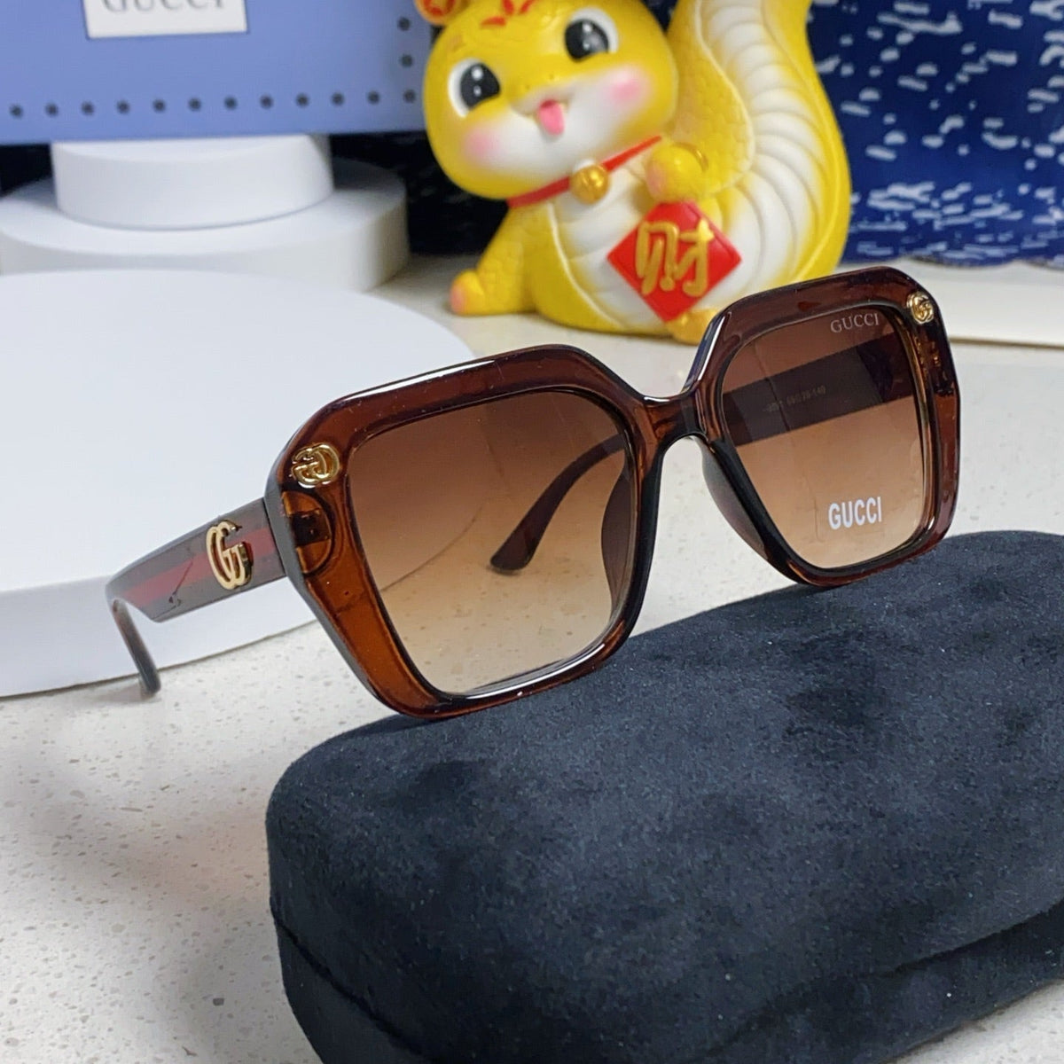 Gi EMBOSSED LOGO SQUARE FRAME SUNGLASSES 563171 IN ACETATE