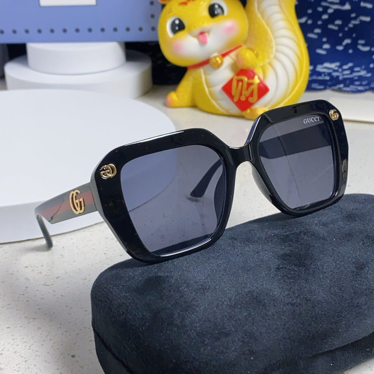 Gi EMBOSSED LOGO SQUARE FRAME SUNGLASSES 563171 IN ACETATE