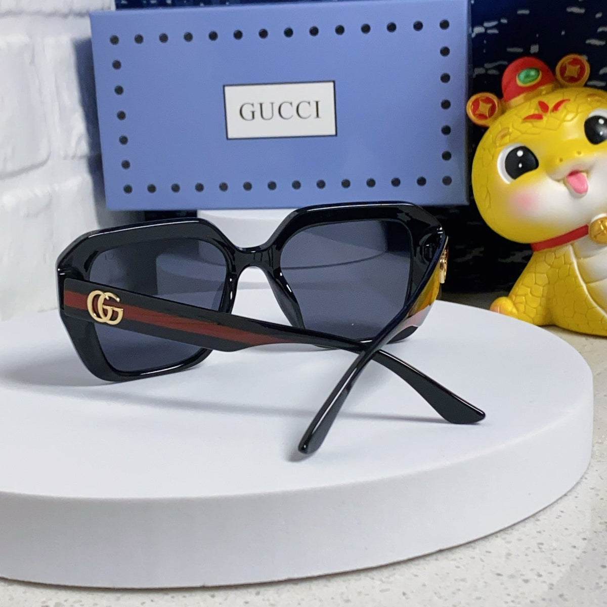 Gi EMBOSSED LOGO SQUARE FRAME SUNGLASSES 563171 IN ACETATE