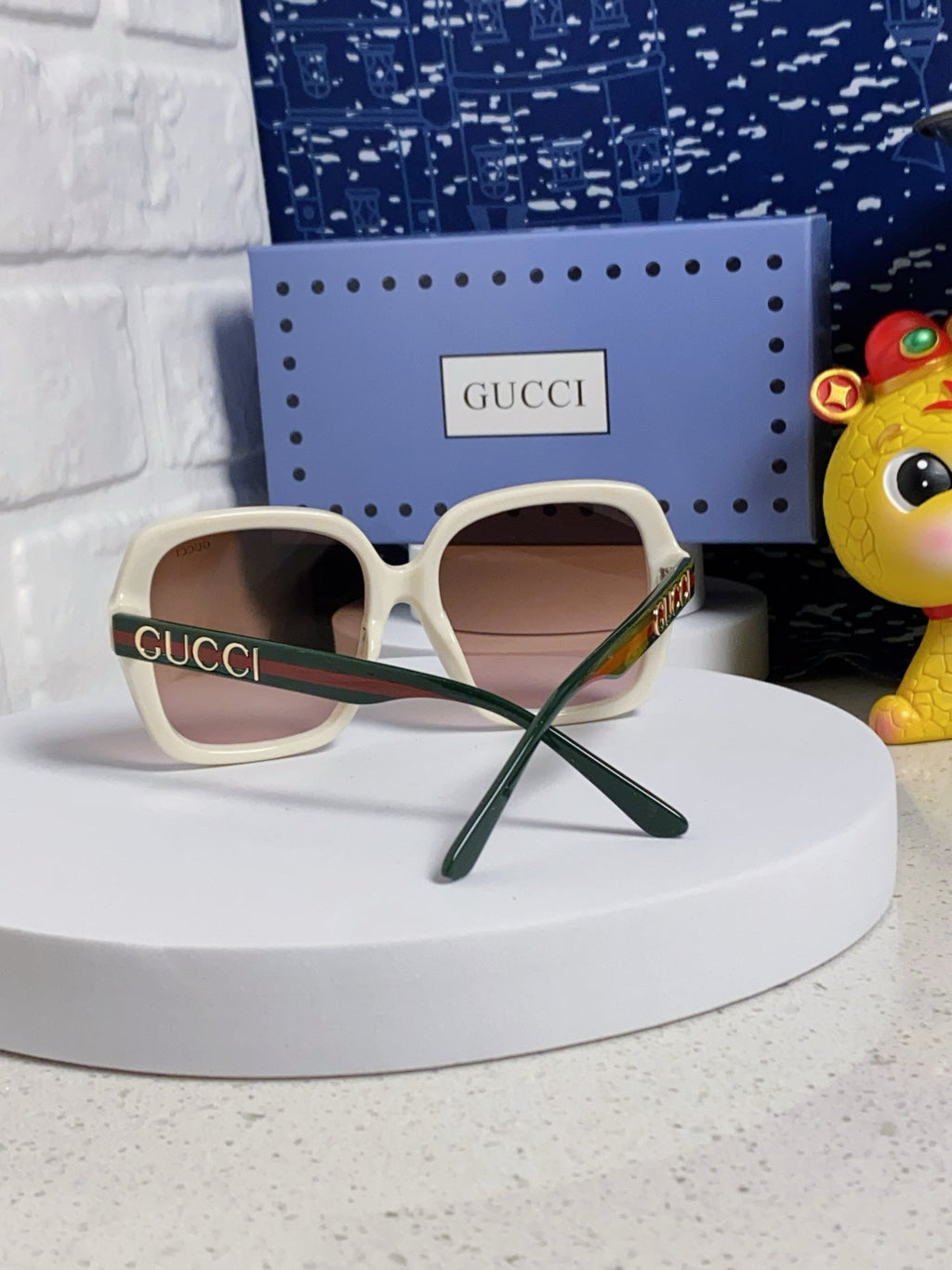 SQUARE FRAME SUNGLASSES 573309 IN ACETATE EMBOSSED LOGO