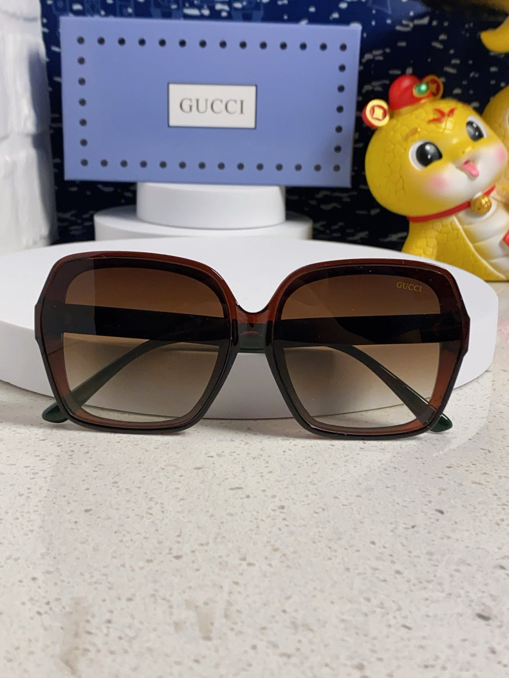 SQUARE FRAME SUNGLASSES 573309 IN ACETATE EMBOSSED LOGO