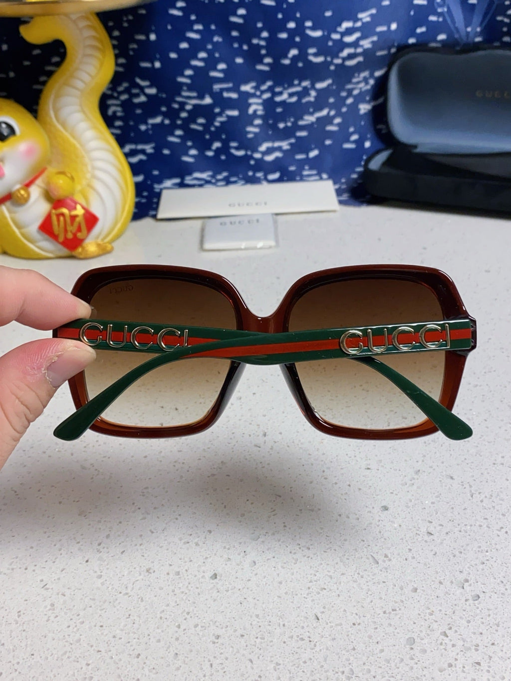 SQUARE FRAME SUNGLASSES 573309 IN ACETATE EMBOSSED LOGO