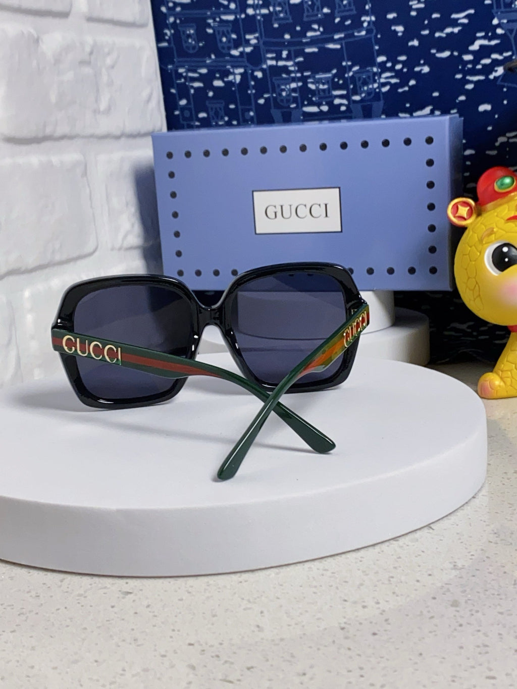 SQUARE FRAME SUNGLASSES 573309 IN ACETATE EMBOSSED LOGO