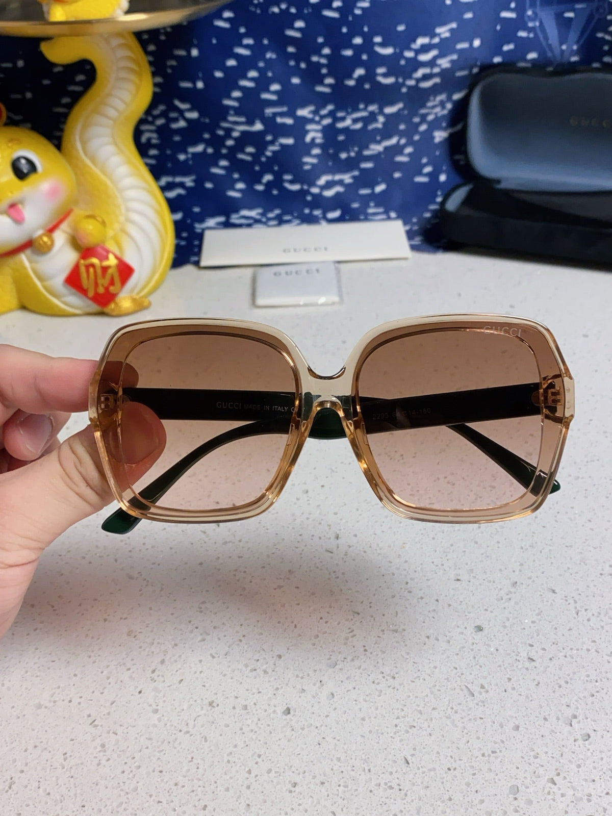 SQUARE FRAME SUNGLASSES 573309 IN ACETATE EMBOSSED LOGO