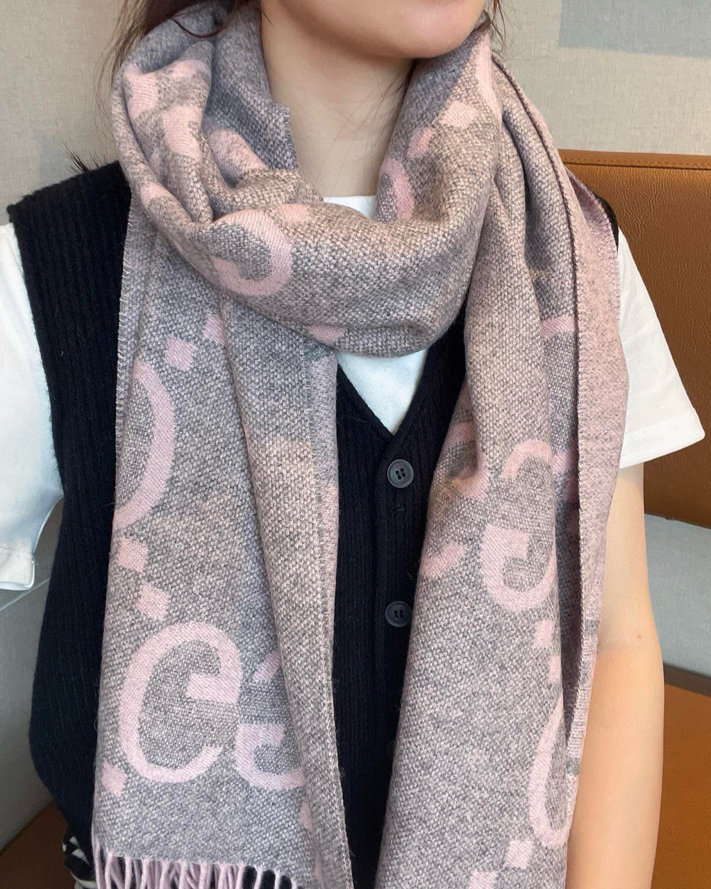 Gi JACQUARD PATTERN KNIT SCARF 195 CM WITH TASSELS HARBOR GRAY MIX LIGHT PINK 403748